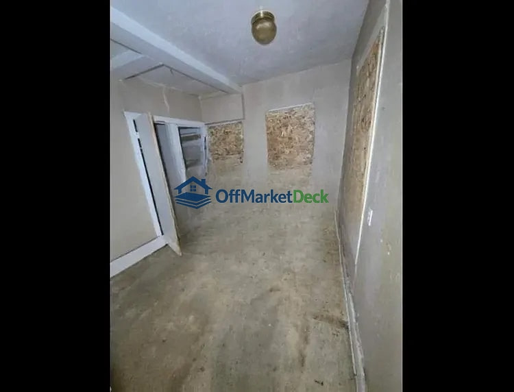 Off-market house in Fort Worth, Texas — 4 beds, 2 baths, $267,000 - Blurred background Image