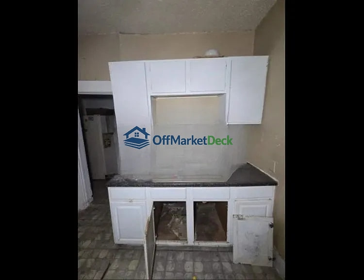 Off-market house in Fort Worth, Texas — 4 beds, 2 baths, $267,000 — photo 5 of 8
