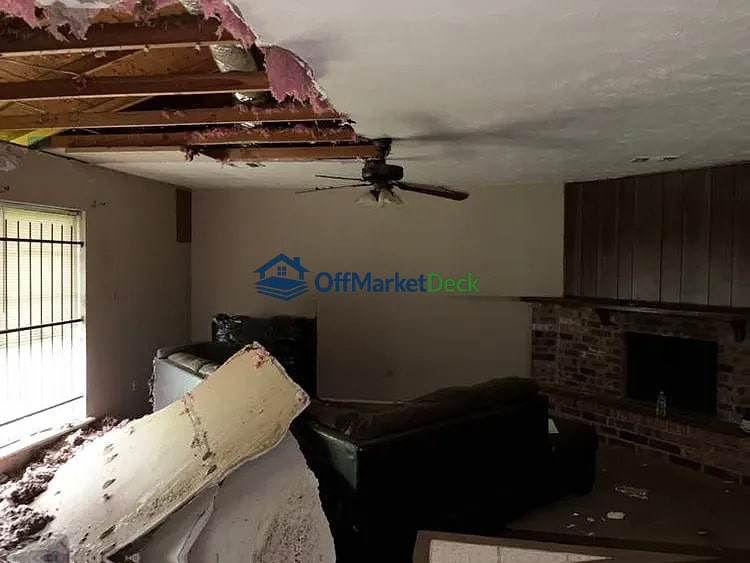 Off-market house in Houston, Texas — 3 beds, 2 baths, $124,990 — photo 2 of 8