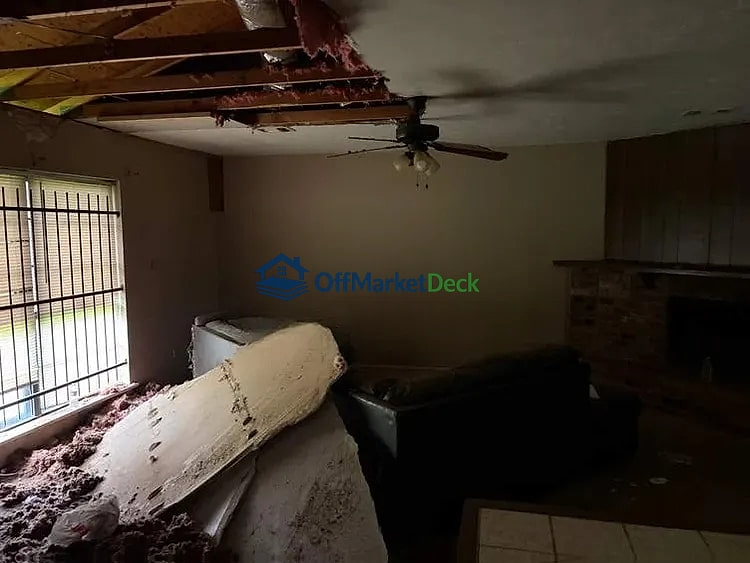 Off-market house in Houston, Texas — 3 beds, 2 baths, $124,990 - Blurred background Image