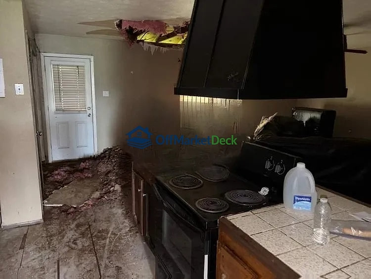 Off-market house in Houston, Texas — 3 beds, 2 baths, $124,990 — photo 3 of 8