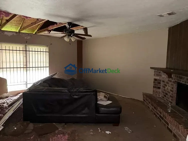 Off-market house in Houston, Texas — 3 beds, 2 baths, $124,990 — photo 5 of 8