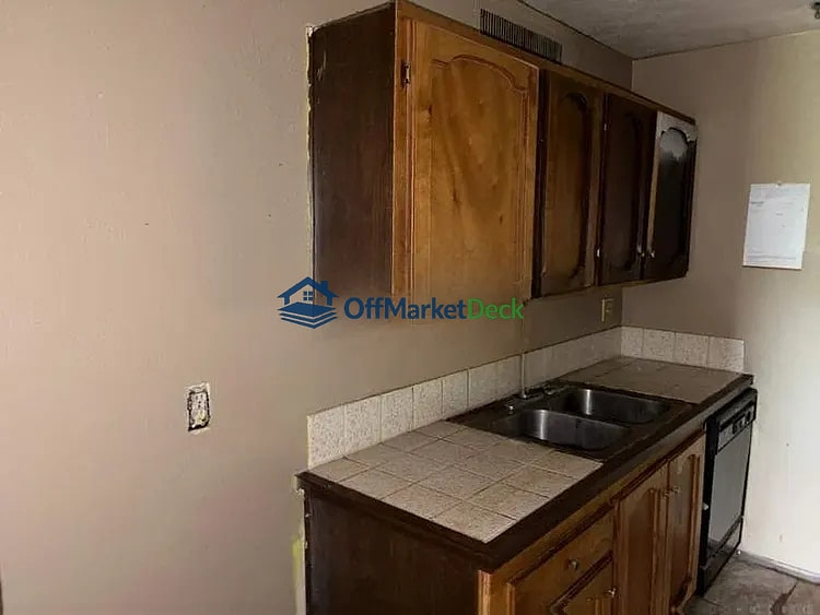 Off-market house in Houston, Texas — 3 beds, 2 baths, $124,990 — photo 4 of 8