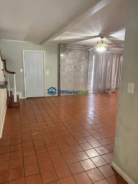 Off-market house in Houston, Texas — 5 beds, 3 baths, $189,990 — photo 4 of 8