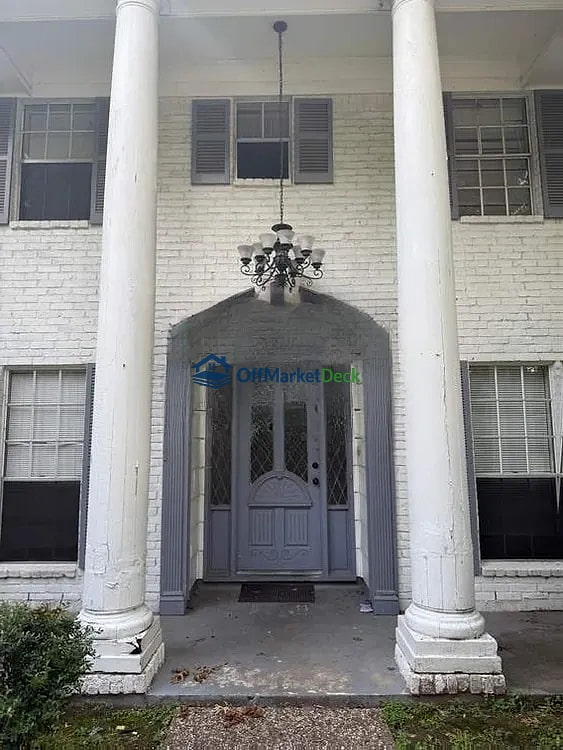 Off-market house in Houston, Texas — 5 beds, 3 baths, $189,990 - Blurred background Image