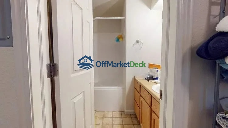 Off-market house in Salt Lake City, Utah — 3 beds, 3 baths, $279,000 — photo 6 of 8