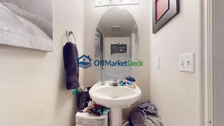 Off-market house in Salt Lake City, Utah — 3 beds, 3 baths, $279,000 — photo 5 of 8