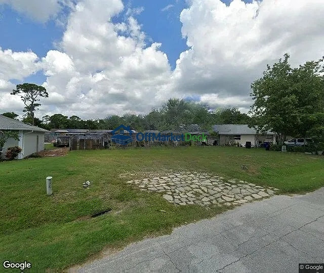 Off-market house in Edgewater, Florida — 3 beds, 2 baths, $225,000 - Blurred background Image