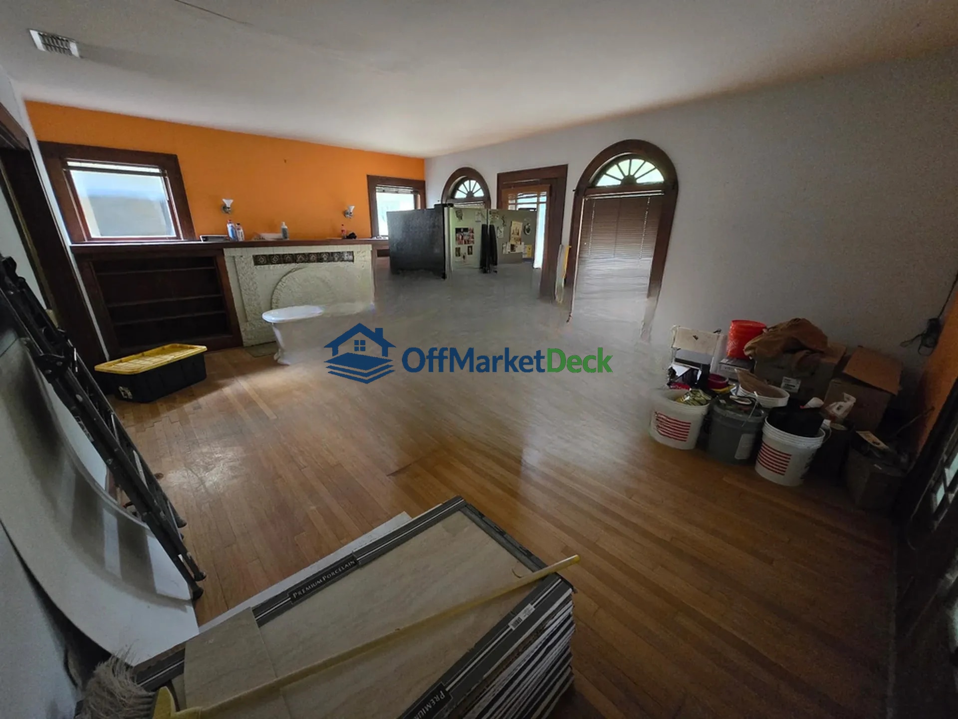 Off-market house in Dallas, Texas — 3 beds, 2 baths, $410,000 — photo 2 of 8