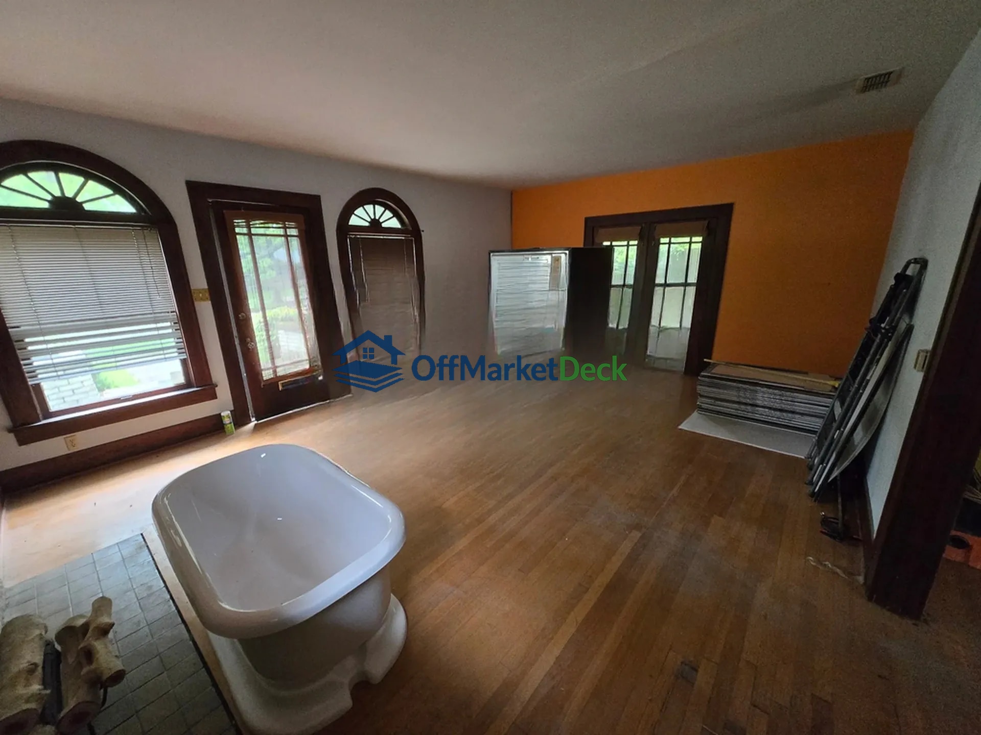 Off-market house in Dallas, Texas — 3 beds, 2 baths, $410,000 — photo 3 of 8