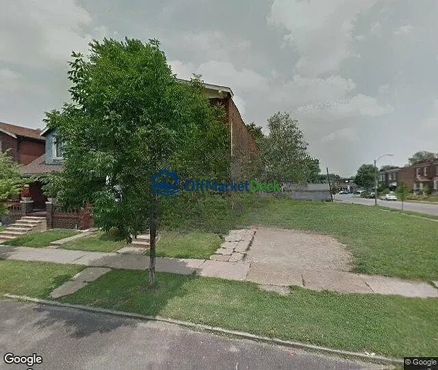 Off-market multi family in St. Louis, Missouri — 3 beds, 1 bath, $149,900 - Blurred background Image