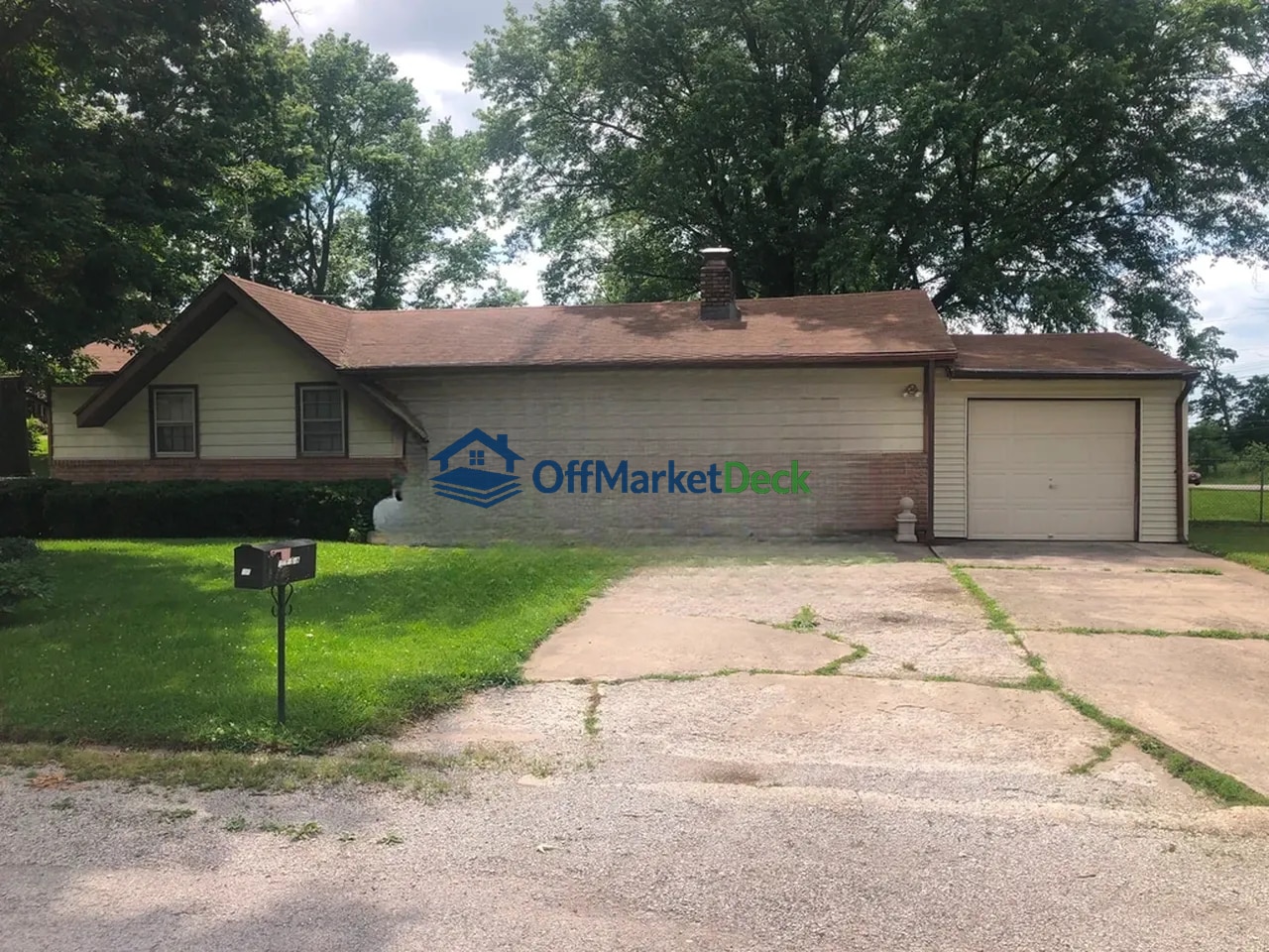 Off-market house in Wood Heights, Missouri — 3 beds, 1 bath, $84,900 - Blurred background Image