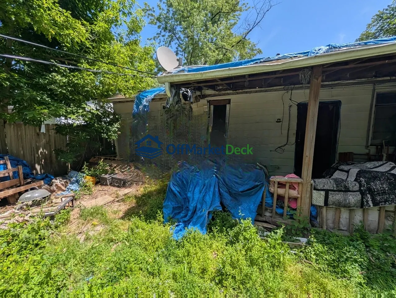 Off-market house in Detroit, Michigan — 3 beds, 1 bath, $33,900 — photo 4 of 8