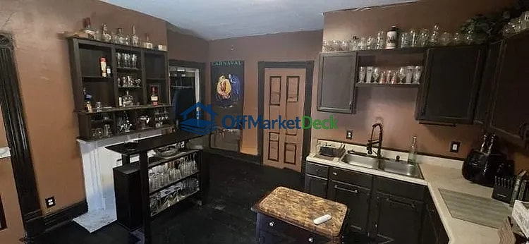 Off-market house in Lexington, Kentucky — 3 beds, 3 baths, $331,000 — photo 6 of 8