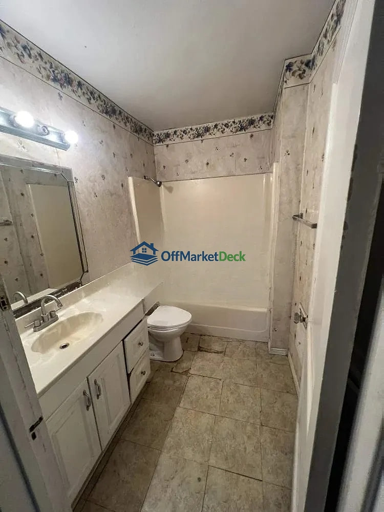 Off-market house in Dallas, Texas — 1 bed, 1 bath, $75,000 — photo 3 of 8