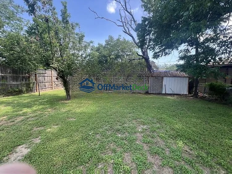 Off-market house in Dallas, Texas — 1 bed, 1 bath, $75,000 — photo 2 of 8