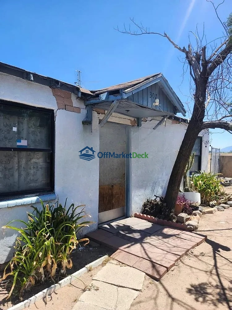 Off-market house in Tucson, Arizona — 2 beds, 1 bath, $99,000 — photo 5 of 8