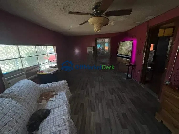 Off-market house in Tolleson, Arizona — 2 beds, 1 bath, $149,900 — photo 2 of 8