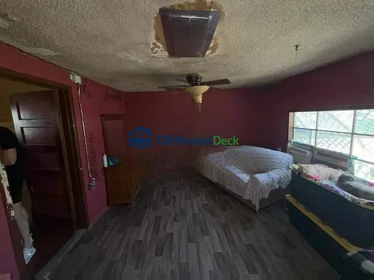 Off-market house in Tolleson, Arizona — 2 beds, 1 bath, $149,900 — photo 3 of 8