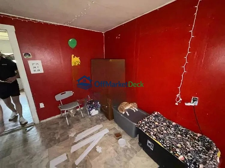 Off-market house in Tolleson, Arizona — 2 beds, 1 bath, $149,900 — photo 6 of 8