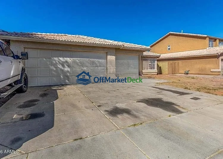 Off-market house in Phoenix, Arizona — 4 beds, 2 baths, $319,900 — photo 2 of 8