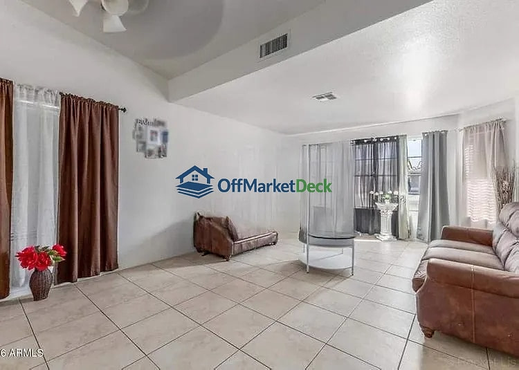 Off-market house in Phoenix, Arizona — 4 beds, 2 baths, $319,900 — photo 4 of 8