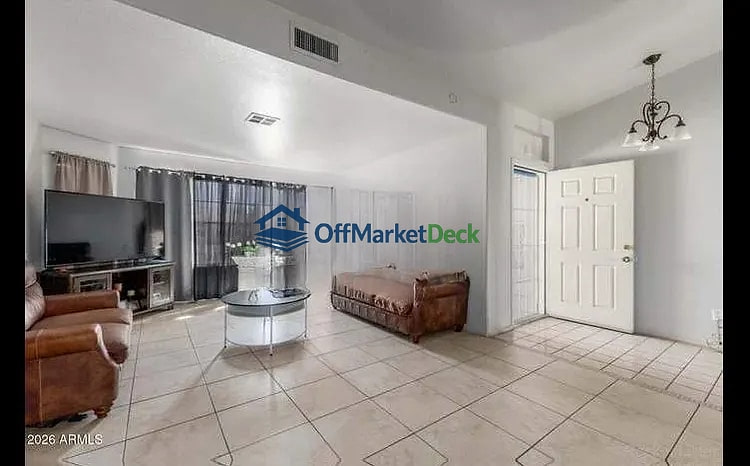 Off-market house in Phoenix, Arizona — 4 beds, 2 baths, $319,900 — photo 5 of 8
