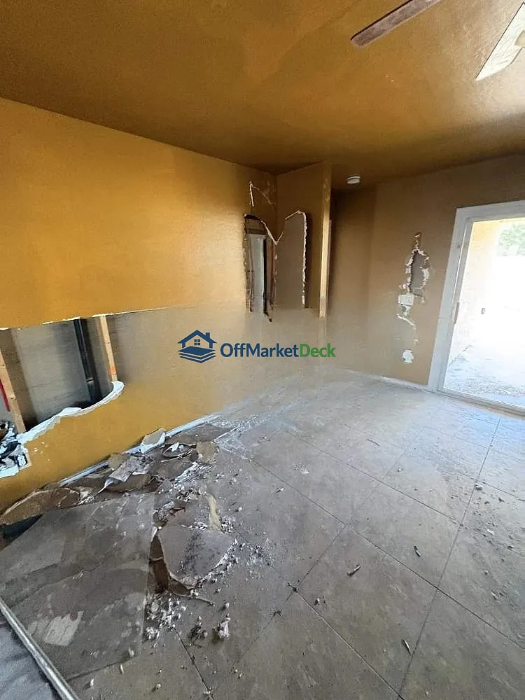 Off-market house in Phoenix, Arizona — 4 beds, 2 baths, $229,000 — photo 4 of 8