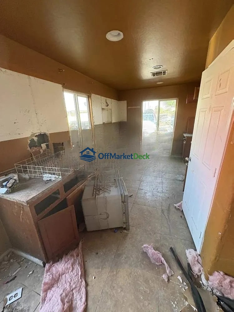 Off-market house in Phoenix, Arizona — 4 beds, 2 baths, $229,000 — photo 2 of 8