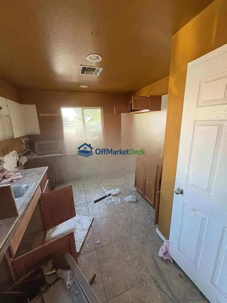 Off-market house in Phoenix, Arizona — 4 beds, 2 baths, $229,000 — photo 3 of 8