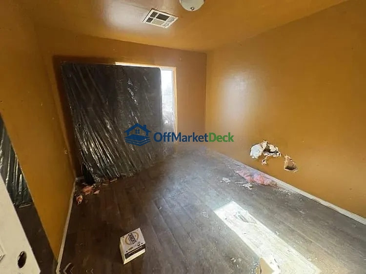 Off-market house in Phoenix, Arizona — 4 beds, 2 baths, $229,000 — photo 6 of 8