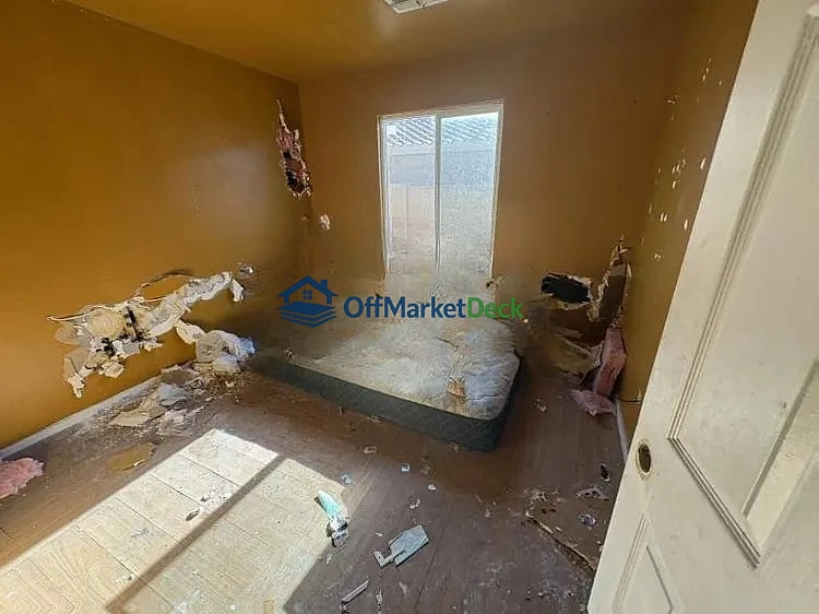 Off-market house in Phoenix, Arizona — 4 beds, 2 baths, $229,000 — photo 8 of 8
