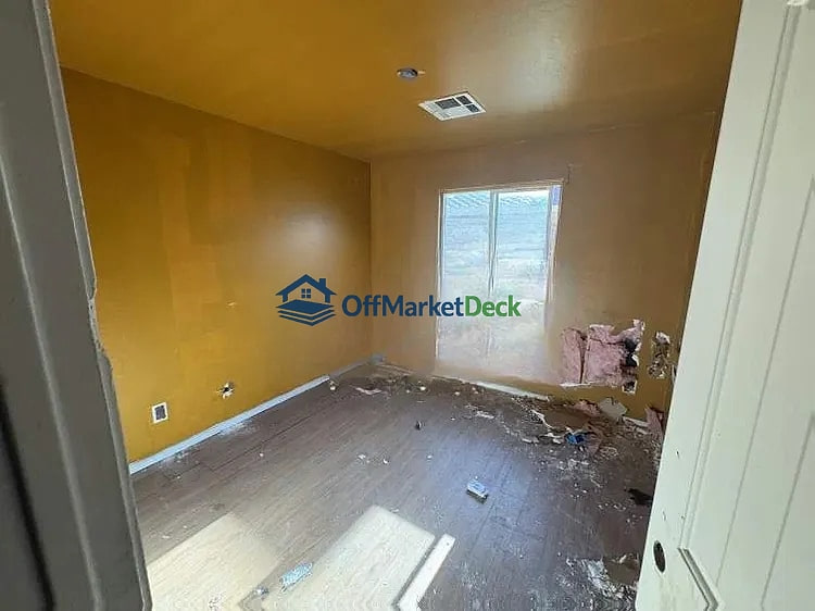 Off-market house in Phoenix, Arizona — 4 beds, 2 baths, $229,000 — photo 7 of 8