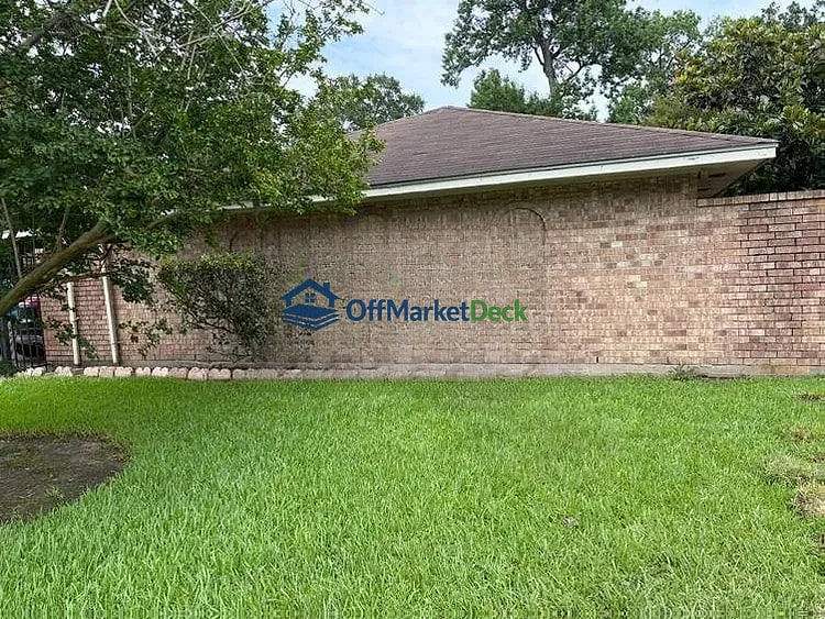 Off-market house in Spring, Texas — 3 beds, 2 baths, $226,000 — photo 2 of 8