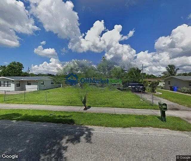 Off-market house in Fort Myers, Florida — 3 beds, 1.5 baths, $139,900 — photo 3 of 3