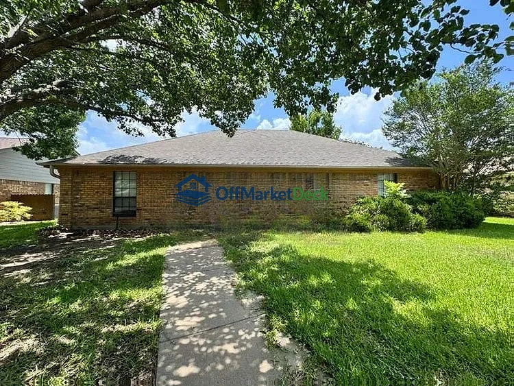 Off-market house in Temple, Texas — 4 beds, 2 baths, $176,000 — photo 2 of 8