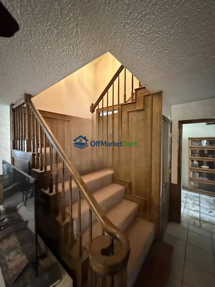 Off-market house in Fort Worth, Texas — 4 beds, 3 baths, $309,000 — photo 4 of 8