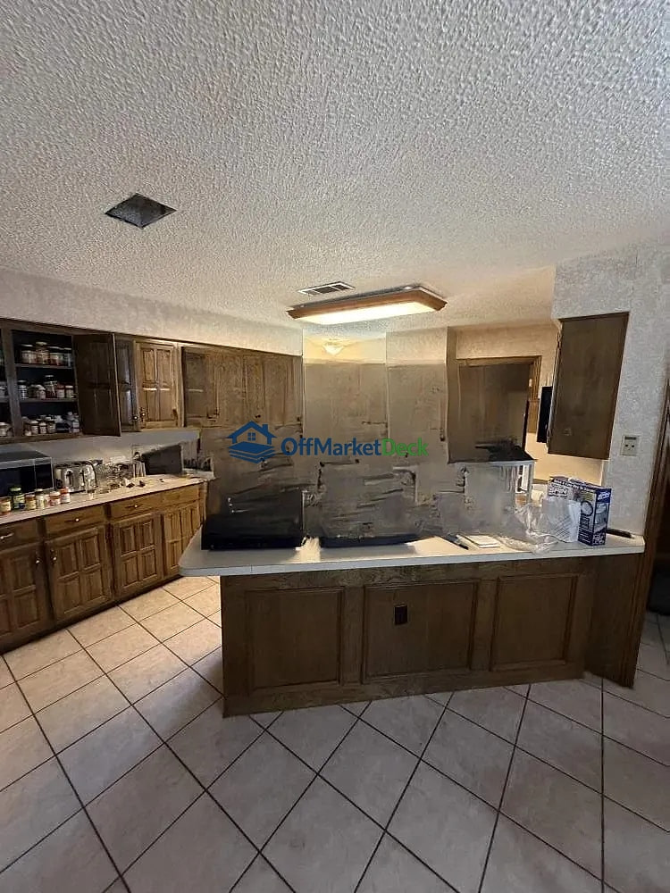 Off-market house in Fort Worth, Texas — 4 beds, 3 baths, $309,000 - Blurred background Image