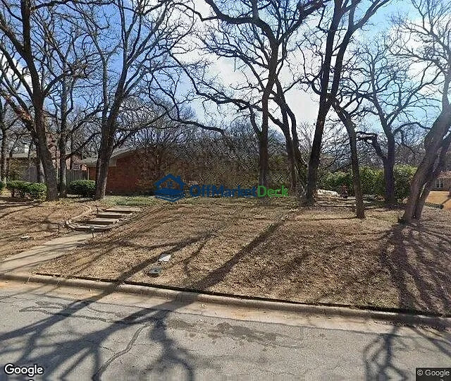 Off-market house in Arlington, Texas — 5 beds, 2 baths, $329,900 — photo 2 of 3