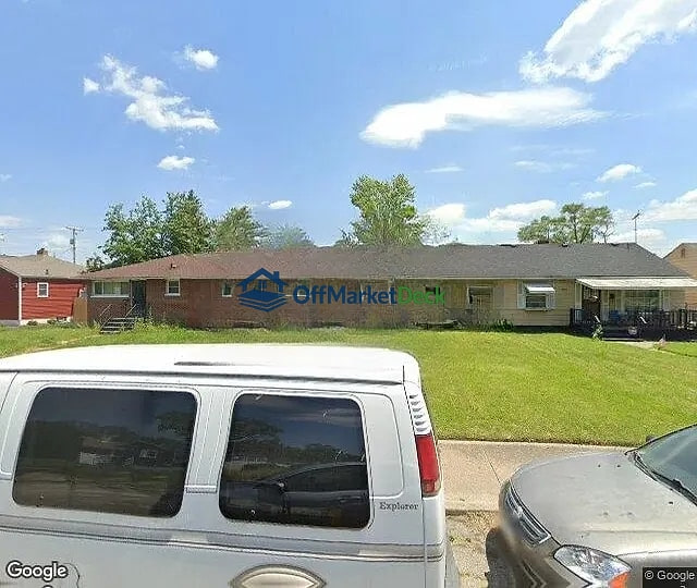 Off-market house in Gary, Indiana — 2 beds, 1 bath, $59,900 - Blurred background Image