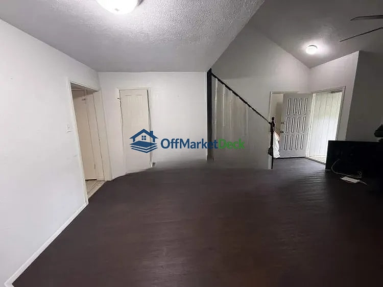 Off-market house in Katy, Texas — 4 beds, 2 baths, $185,000 — photo 8 of 8