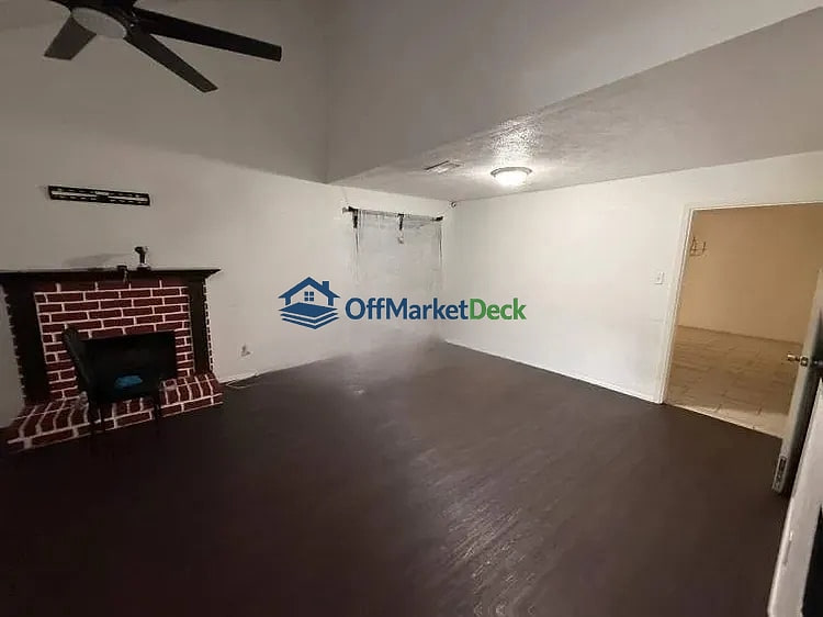 Off-market house in Katy, Texas — 4 beds, 2 baths, $185,000 — photo 7 of 8