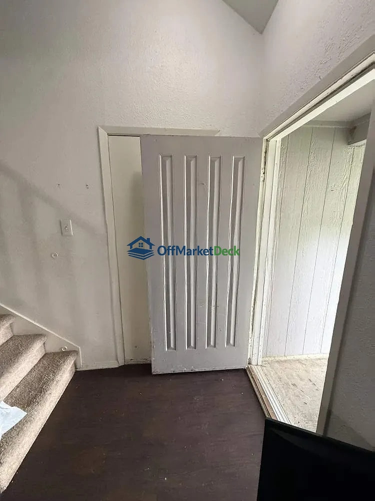 Off-market house in Katy, Texas — 4 beds, 2 baths, $185,000 — photo 4 of 8