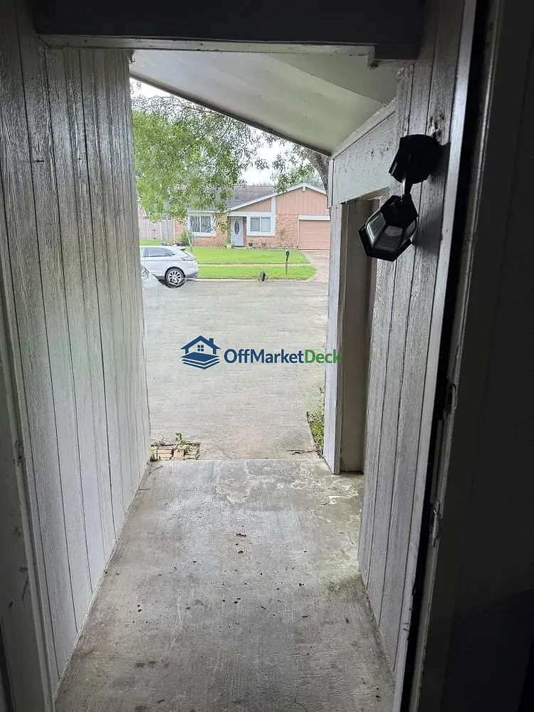 Off-market house in Katy, Texas — 4 beds, 2 baths, $185,000 — photo 3 of 8