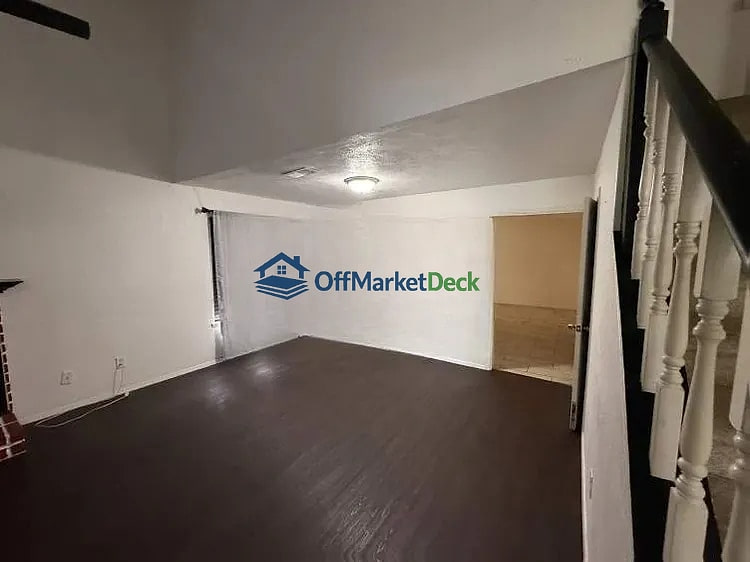 Off-market house in Katy, Texas — 4 beds, 2 baths, $185,000 — photo 6 of 8