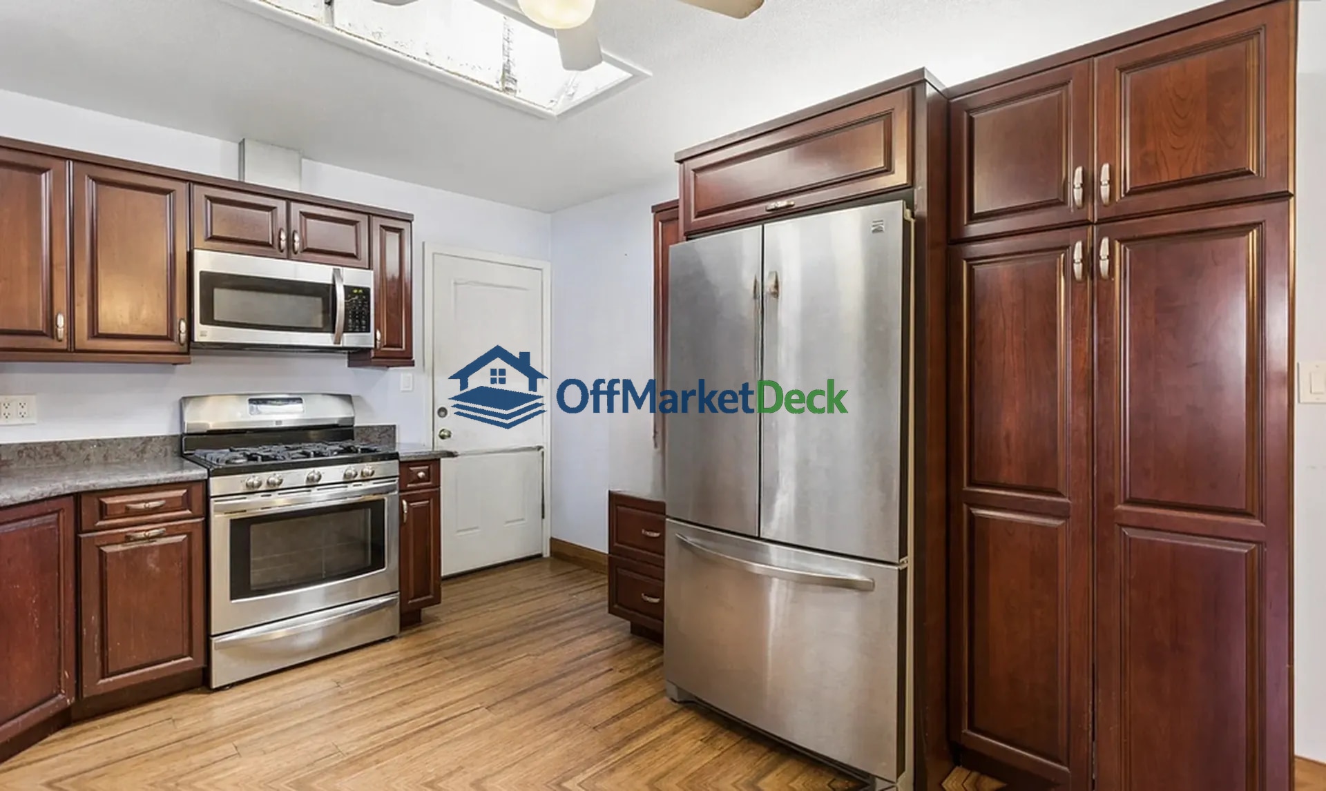 Off-market house in Phoenix, Arizona — 4 beds, 2 baths, $369,990 — photo 5 of 8