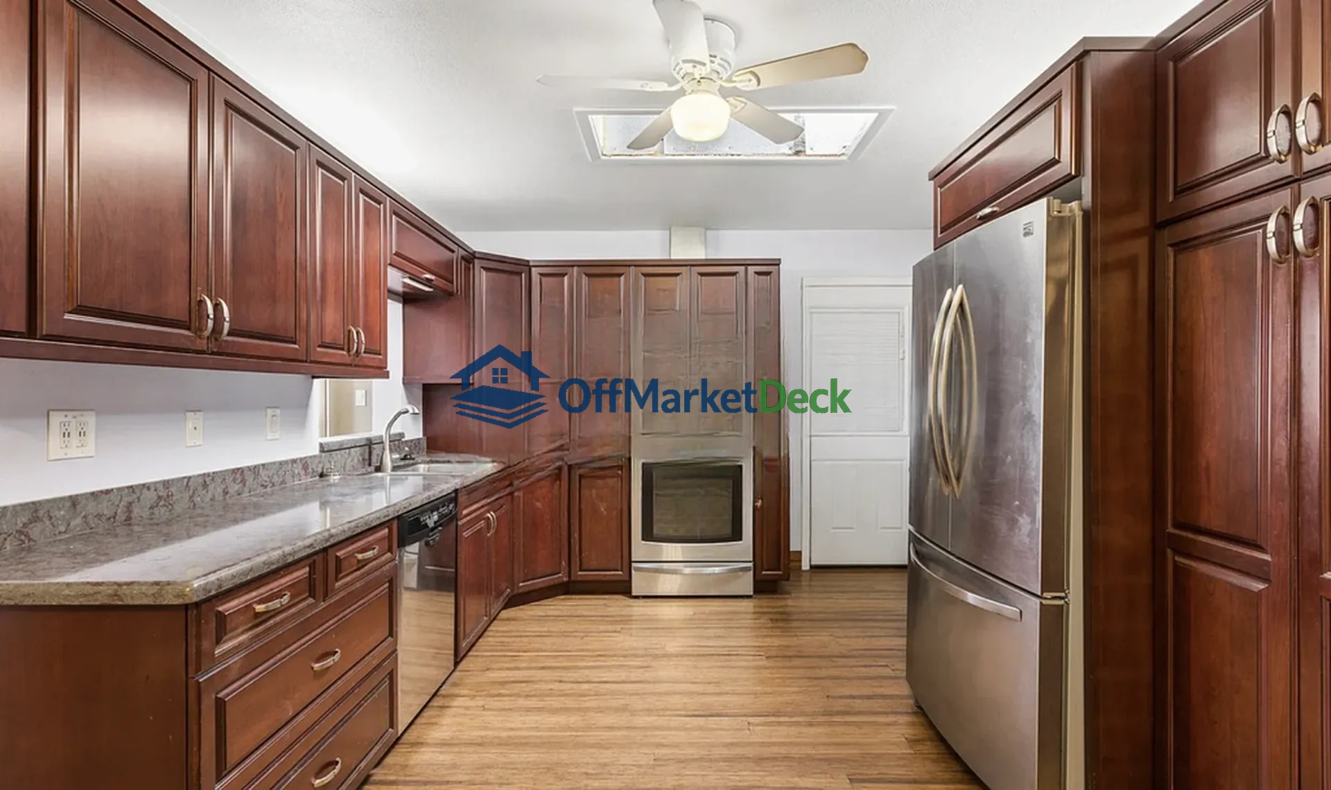 Off-market house in Phoenix, Arizona — 4 beds, 2 baths, $369,990 — photo 4 of 8