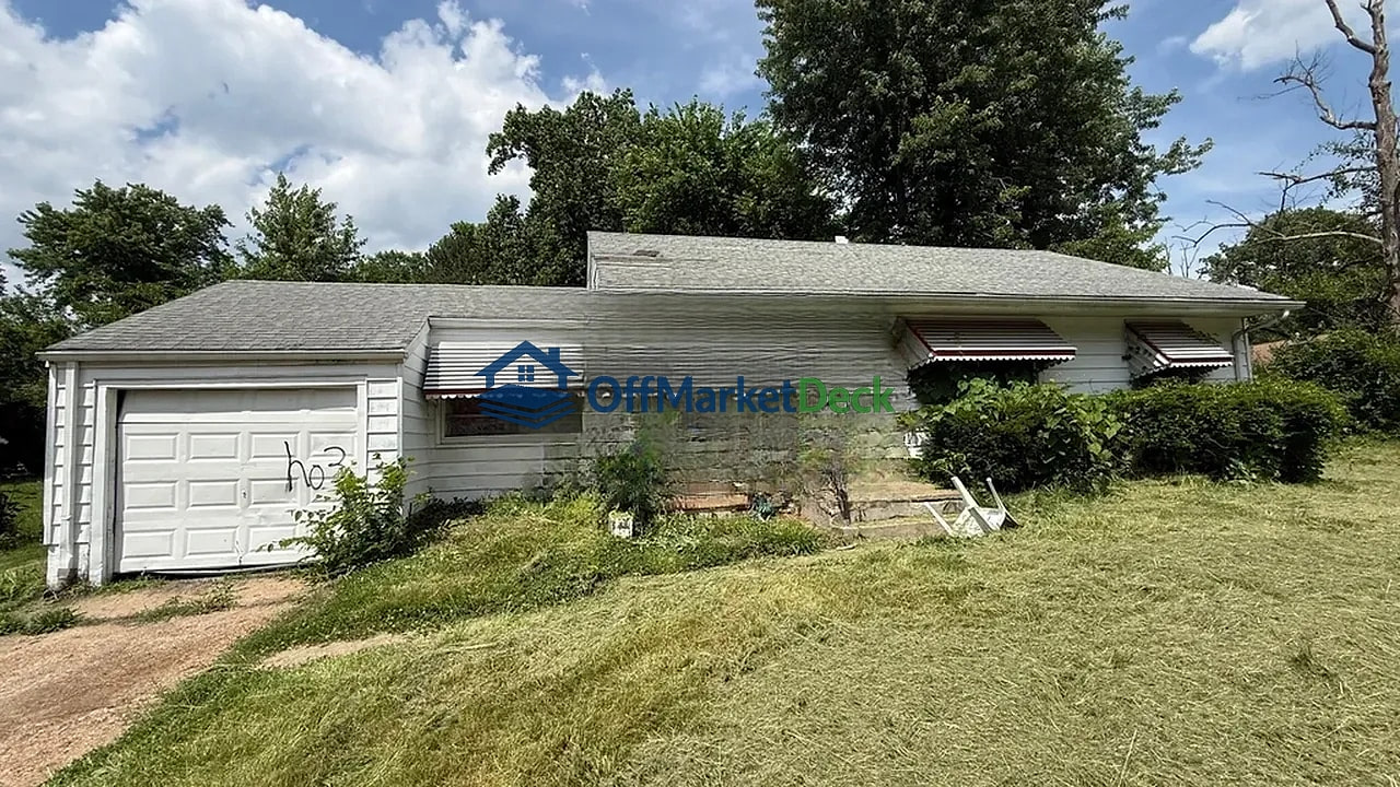 Off-market house in St. Louis, Missouri — 3 beds, 1 bath, $54,900 - Blurred background Image