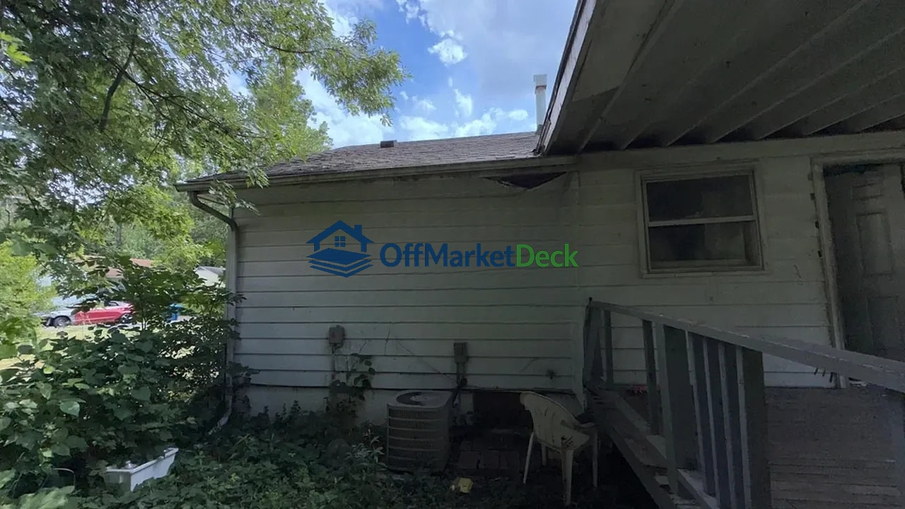 Off-market house in St. Louis, Missouri — 3 beds, 1 bath, $54,900 — photo 4 of 8