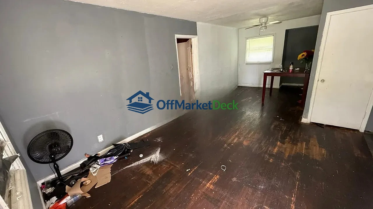 Off-market house in St. Louis, Missouri — 3 beds, 1 bath, $54,900 — photo 6 of 8